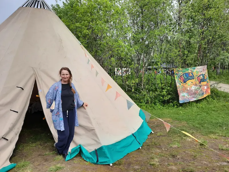 Oana utenfor en lavvo på Rabalder-festivalen i Tromsø, der hun holdt en workshop i språklæring gjennom teater og lek.