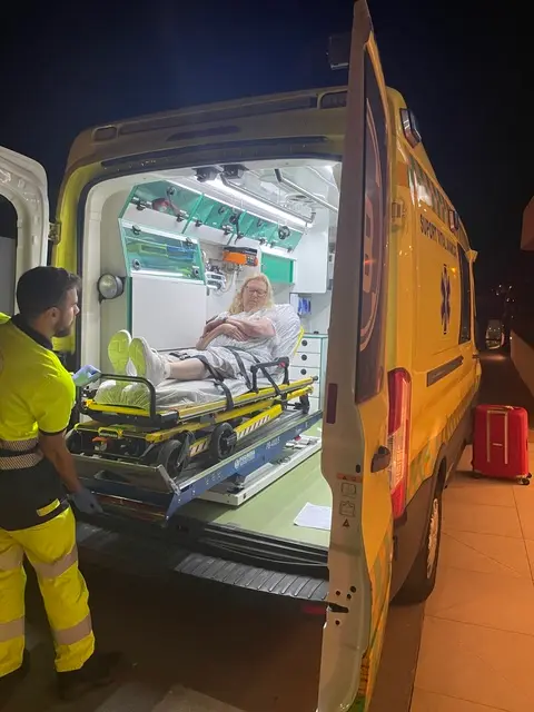 Sølvi blir lastet inn i en spansk sykebil.