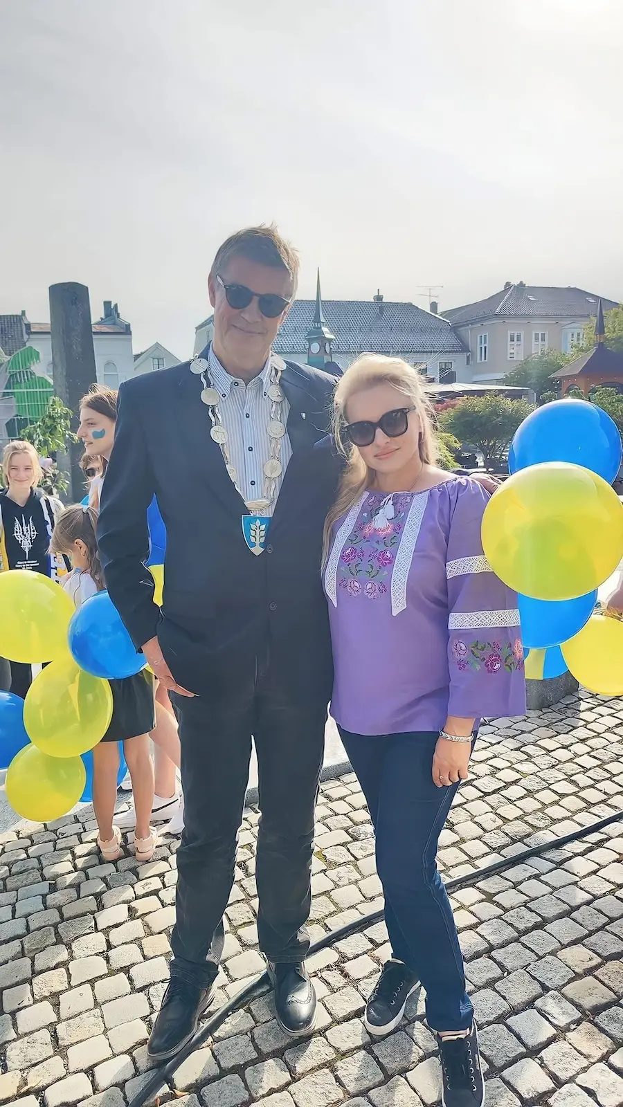 Valentyna Serdiuk sammen med Larviks ordfører, omgitt av blå og gule ballonger, under feiringen av Ukrainas uavhengighetsdag.