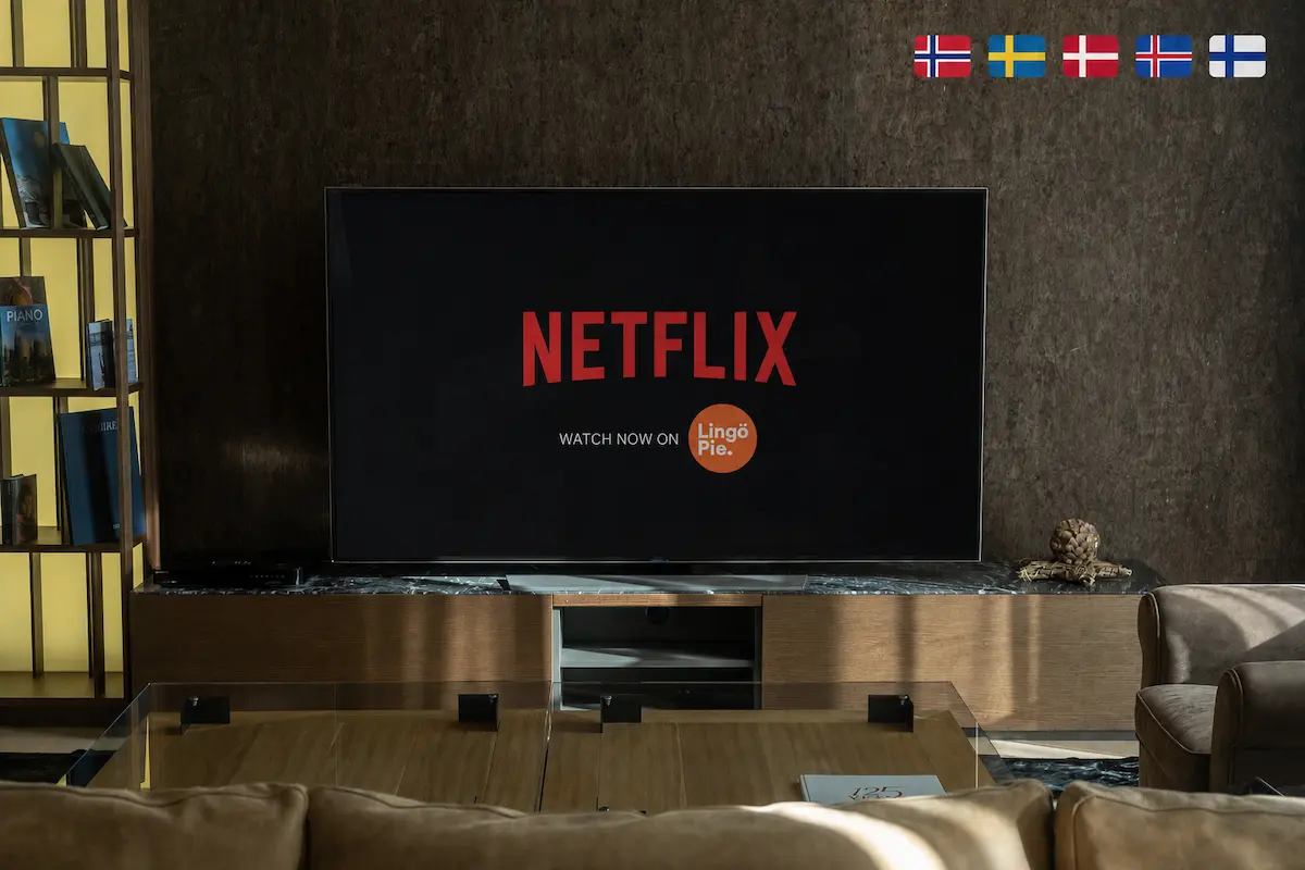 Ett mysigt svenskt vardagsrum med La Casa de Papel på tv:n och glosekort på mobilen — språkinlärning med Lingopie.
