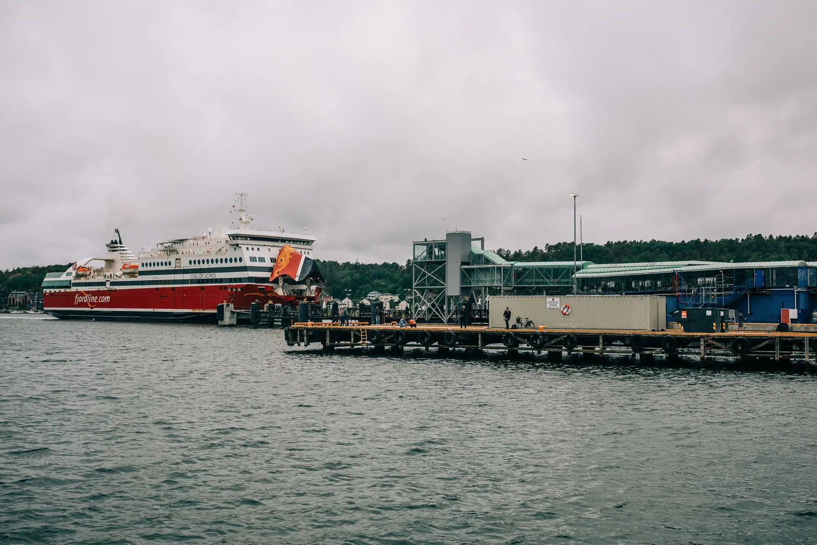 Ferje fra Fjord Line ved kai i en norsk havn under grå himmel