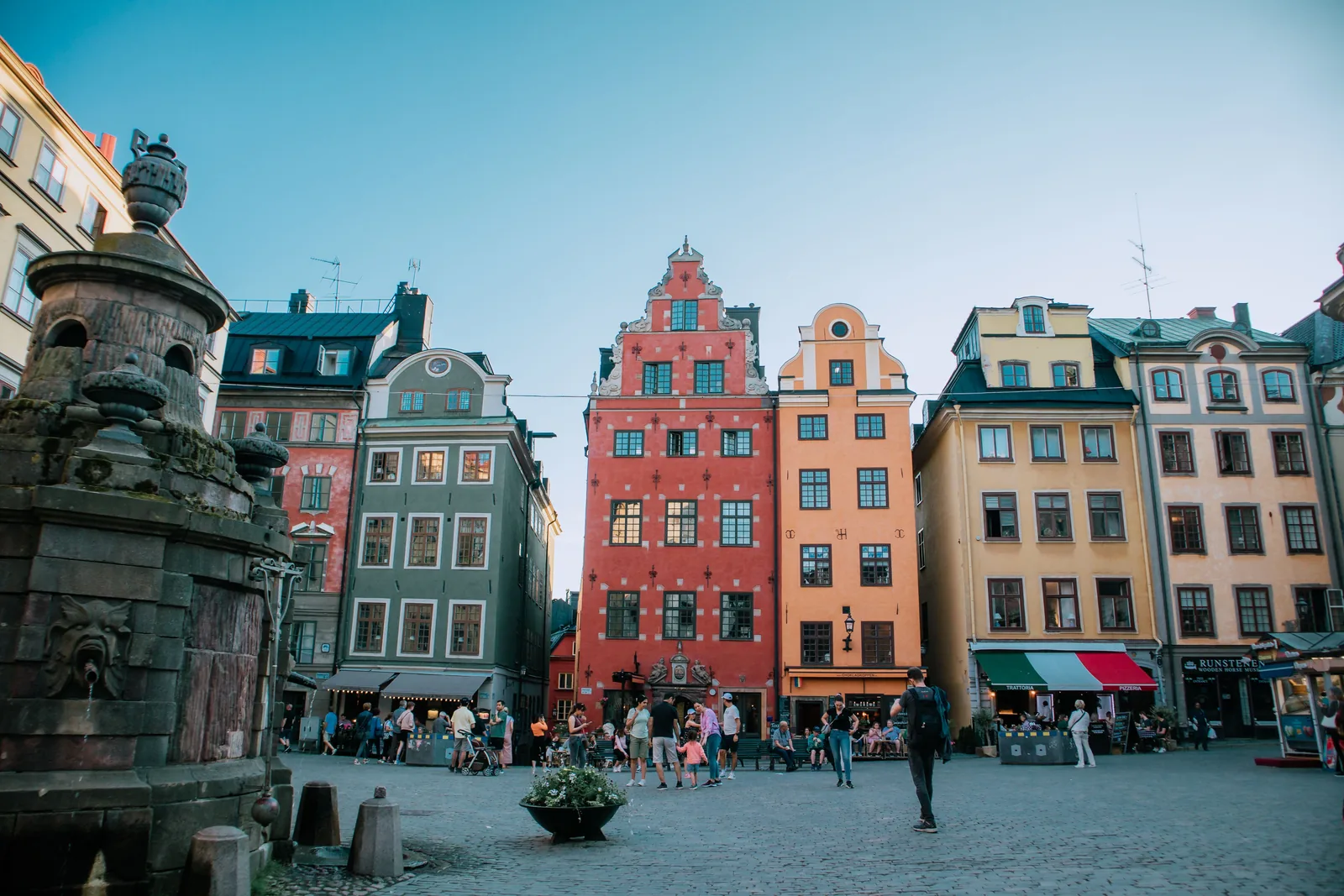 Helg i Stockholm: fargerike gamle bygårder rundt Stortorget i Gamla stan