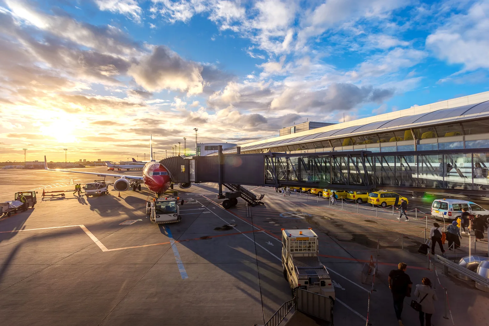 Fly og terminalbygning på Københavns lufthavn Kastrup i solnedgang