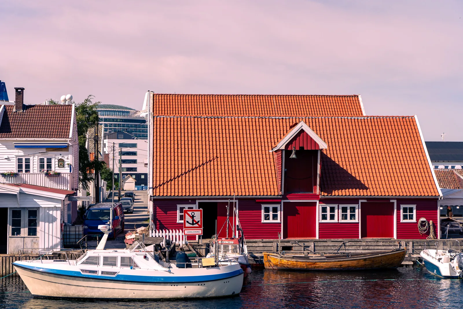 Rødt sjøhus og båter i havna i Kristiansand