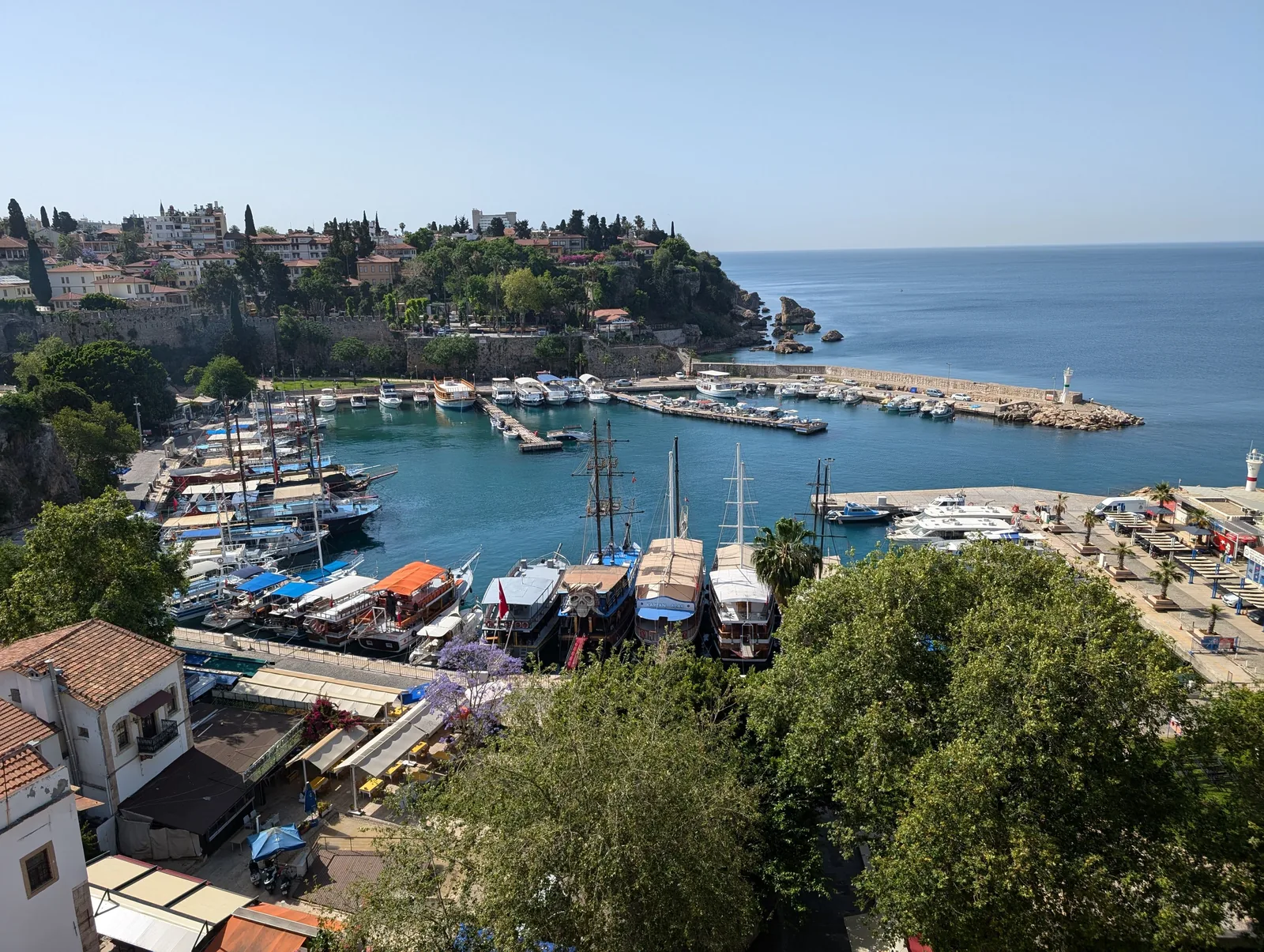 Den gamle havnen i Kaleiçi i Antalya med turbåter, hvite hus og bymurer, sett ovenfra
