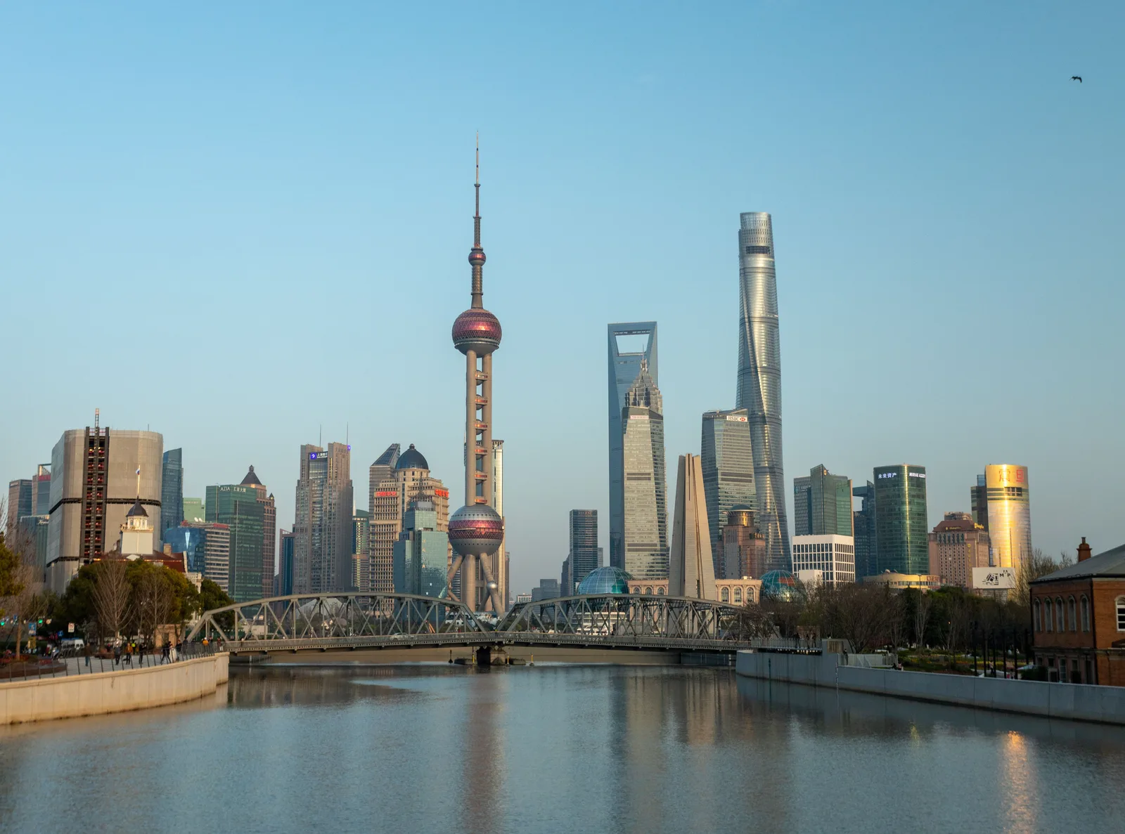 Skyline i Shanghai med Oriental Pearl Tower og skyskrapere i Pudong