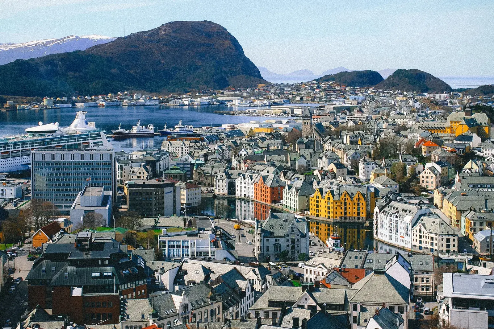 Utsikt over Ålesund fra Aksla med jugendstilhus, havnen og fjell i bakgrunnen