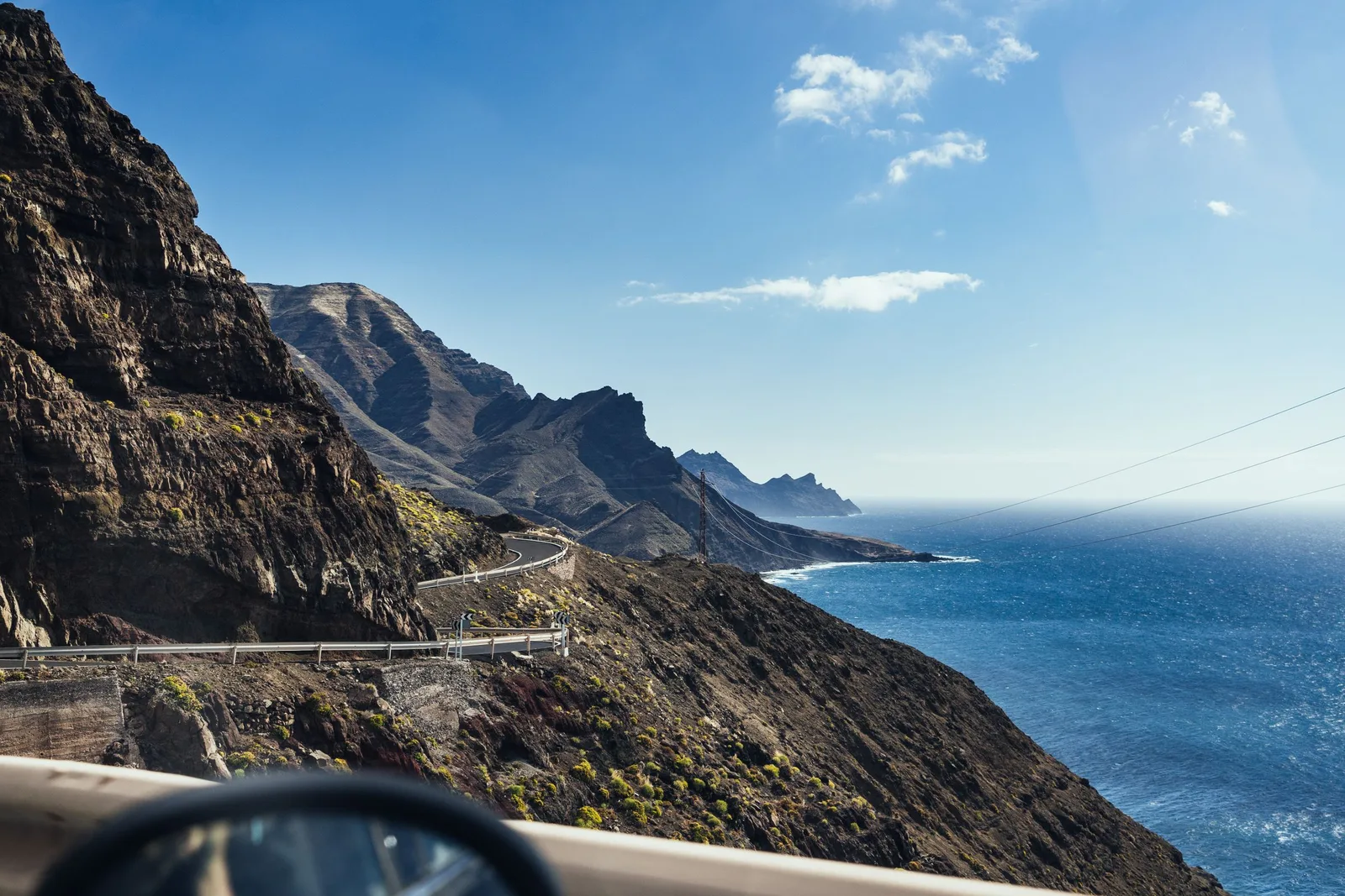 Kystvei langs en fjellside på Gran Canaria med havet til høyre