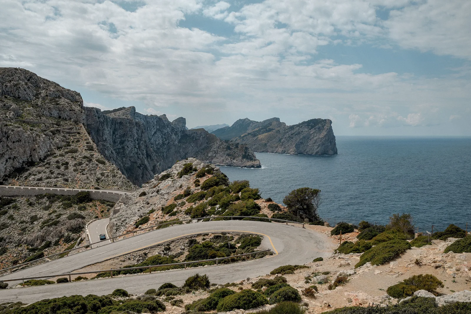 Svingete fjellvei langs klippekysten på Cap de Formentor på Mallorca