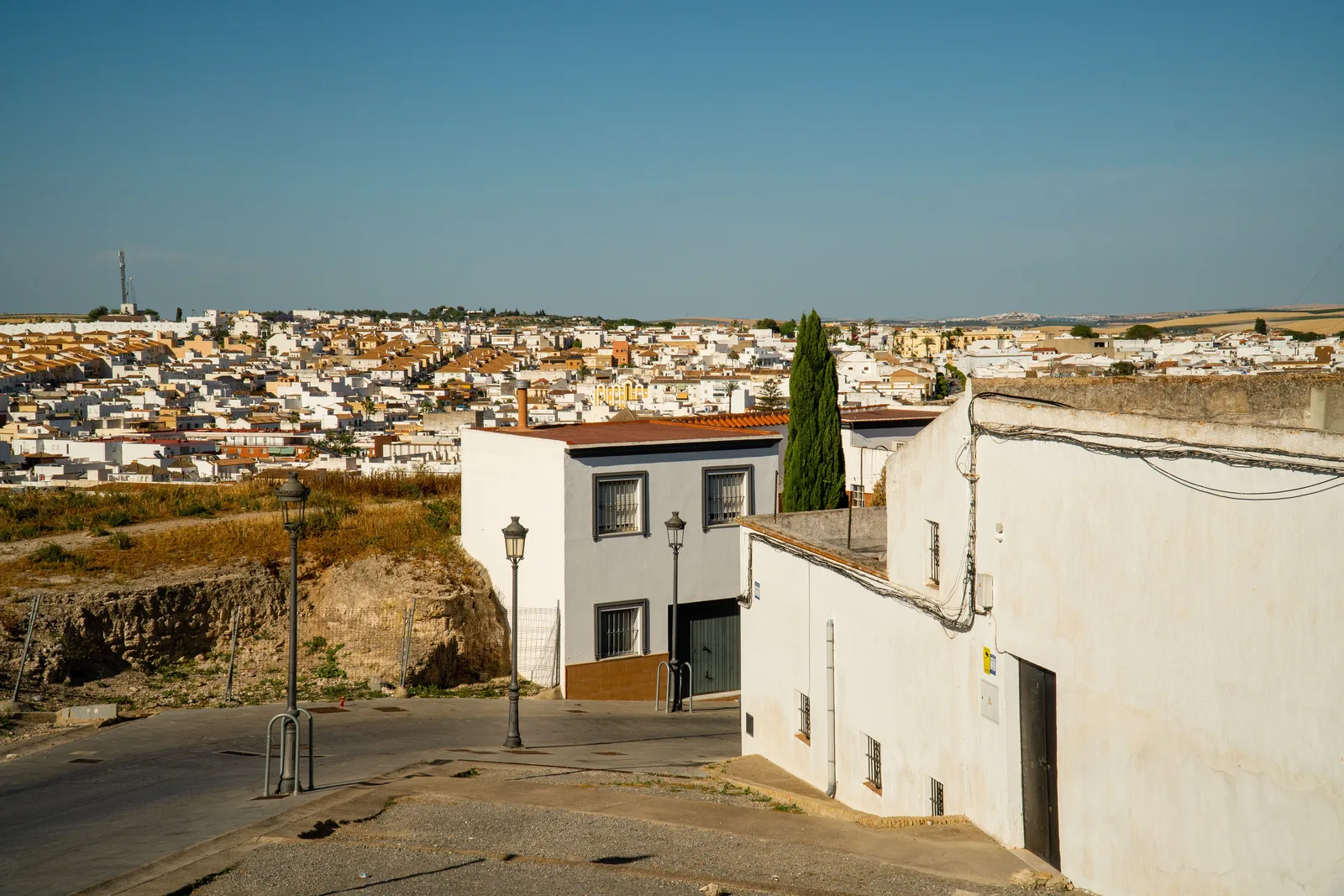 Hvite hus og gater i en landsby i Andalusia i solskinn