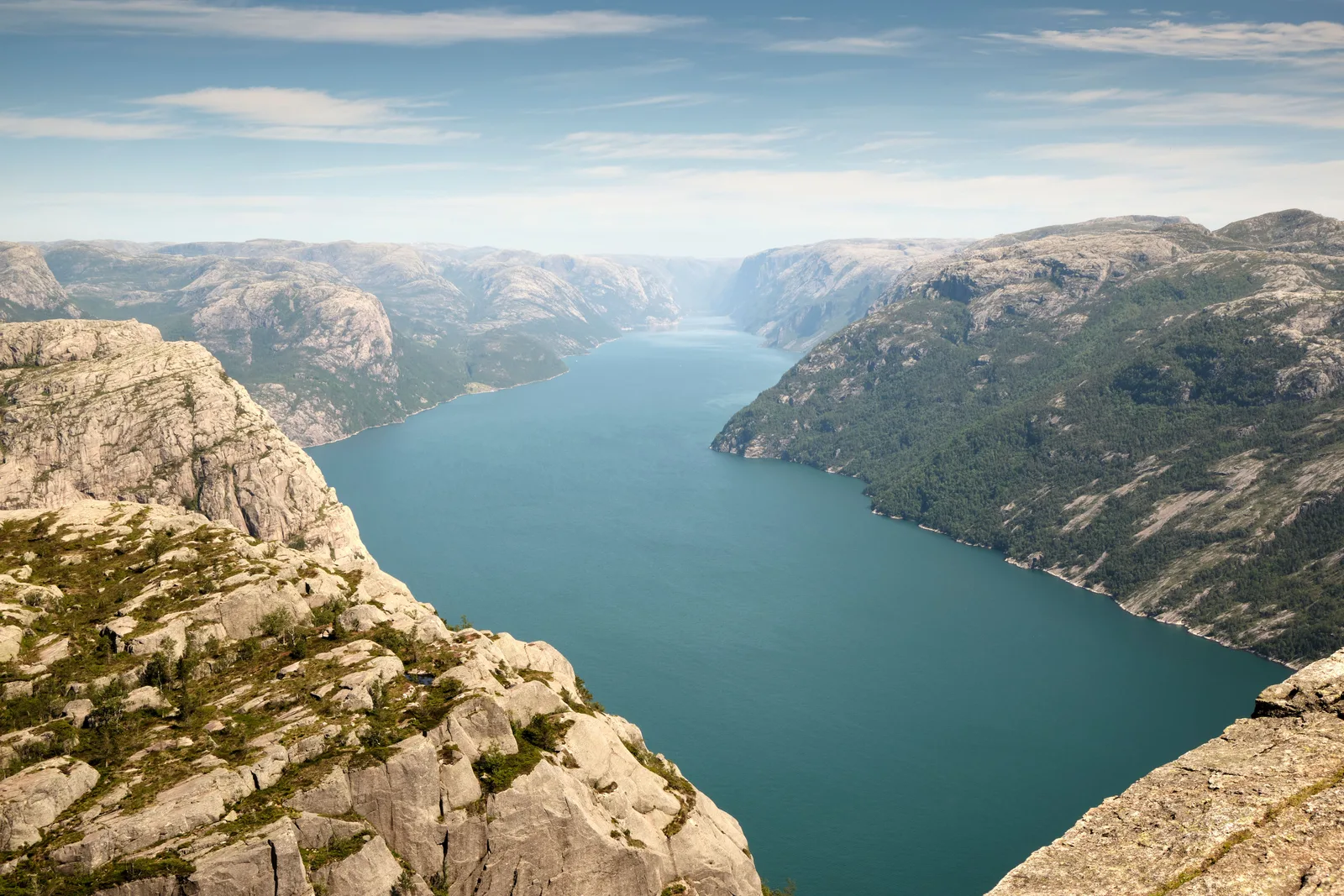 Lysefjorden sett ovenfra, med blått vann mellom bratte fjellvegger