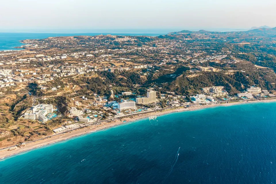 Lang strand og turkist hav langs kysten av Rhodos sett fra luften