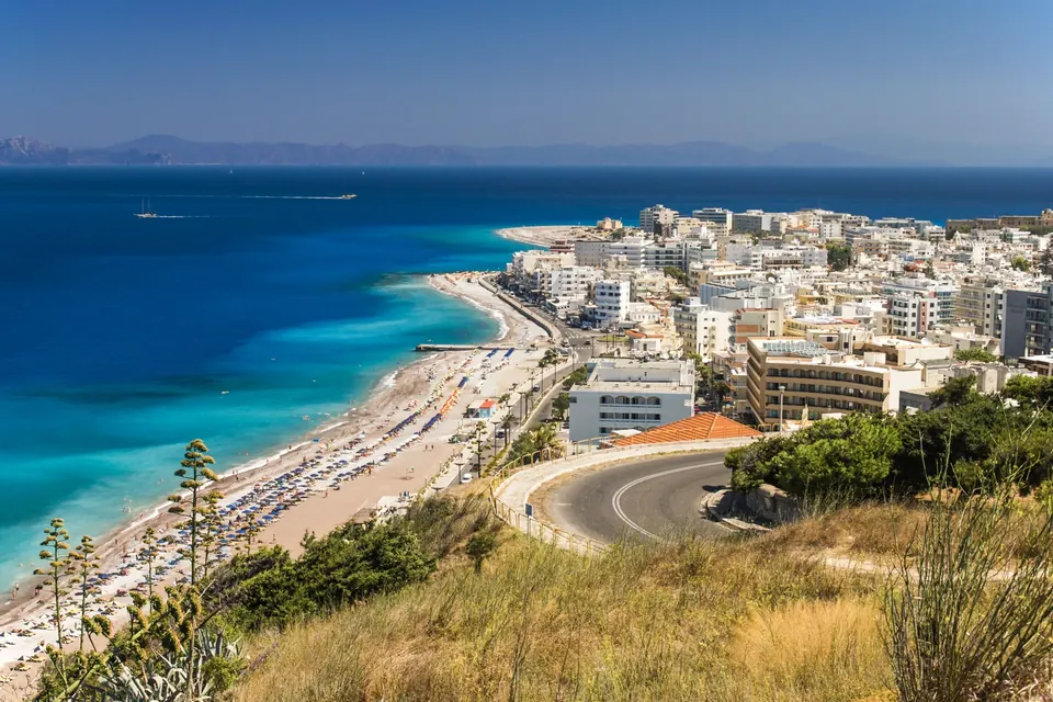 Rhodos by og stranden langs vestkysten sett fra en høyde