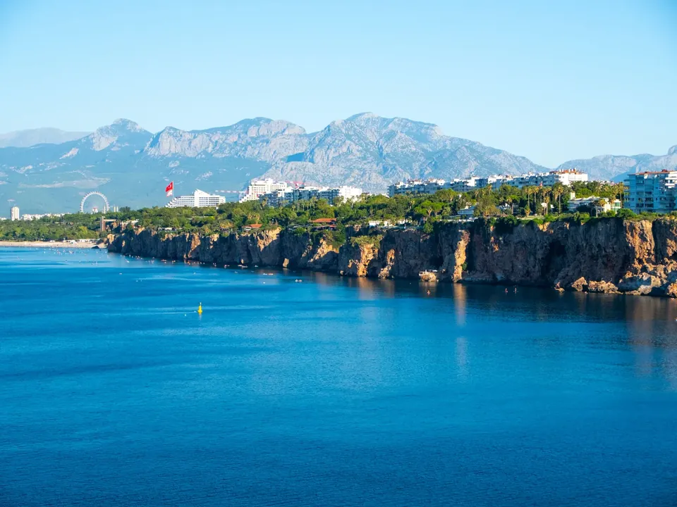 Klippekysten ved Antalya med blått hav og Taurusfjellene i bakgrunnen